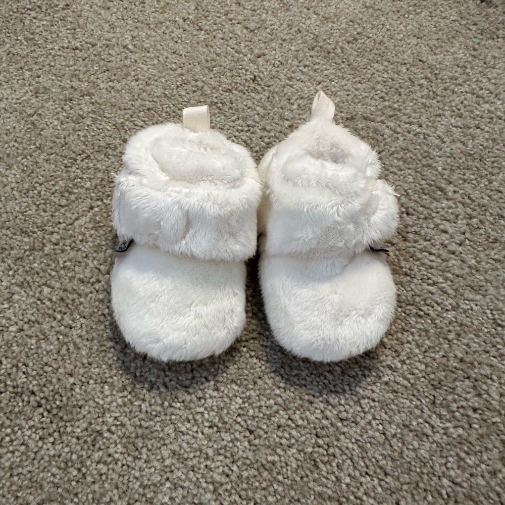 PAWZ Soft White Baby Booties NWT